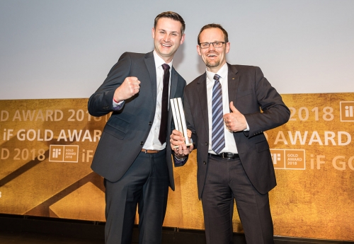 Za firmu Schüco převzali zlatou cenu iF Design Award Björn Barlage (vlevo), Development Engineer Ventilation Systems, a Henning Köln, Head of Product Management Ventilation