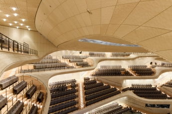 Velký koncertní sál a jeho takzvaná bílá kůže, díky které má sál výjimečně čistou akustiku foto © Michael Zapf