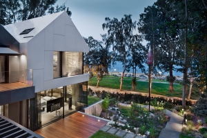 Návrh architektů studia Arch-Deco je založený na interakci prvků sedlových a plochých střech s venkovními terasami