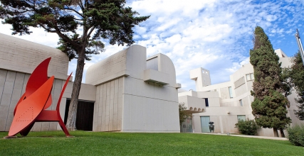 Obr. 2: Budova muzea Fundació Joan Miró s prefabrikovanými fasádními prvky natřenými na bílo  (zdroj www.fmirobcn.org)