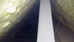 Obr. 4: Pohled do prostoru hřebene šikmé střechy (uprostřed snímku diagonála příhradoviny)