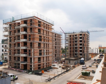 Obr. 1: Výstavba zděných bytových domů – Německo