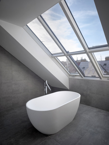 Ateliérové střešní okno dává koupelně prostor a jedinečnost. Solara HISTORIK, krása mezi střechami pro památkové zóny. (foto Filip Šlapal)