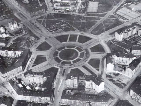 Letecký snímek z roku 1933 dokumentuje, že geometrickým předobrazem Kulaťáku nebyl kruh, ale podkova