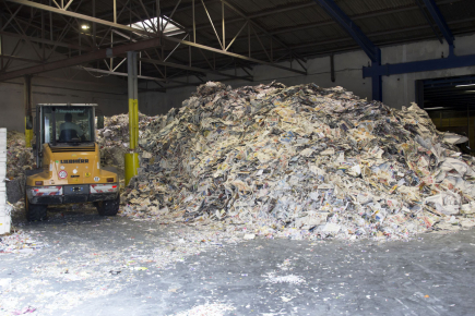 Na počátku výrobního procesu je vstupní surovina – odpadní papír