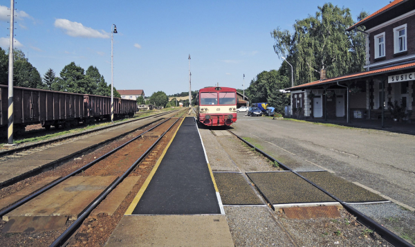 Obr. 14: Stěrka s obsahem gumového granulátu na nástupišti železniční stanice v Sušici