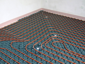 Všechny Baumit cementové potěry jsou rovněž vhodné i pro podlahové vytápění. U těchto podlah je minimální tloušťka dilatační spáry 10 mm. Náběh podlahového topení musí probíhat dle instrukcí výrobce topného systému, nejdříve však 21 dní po zhotovení potěru.
