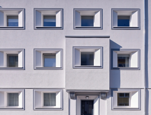 Na bytovém domě v německém Kolíně nad Rýnem se uplatnil flexibilní univerzální zateplovací systém s velkou rozmanitostí vzhledu StoTherm Vario