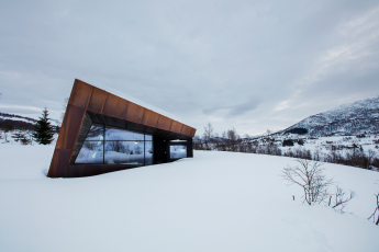 Tvar budovy navržený studiem Invit Arkitekter připomíná skály nedalekých hor