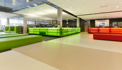 Gerflor Taralay Premium. Deltion College v holandském městě Zwolle je regionální vzdělávací středisko na úrovni vyššího středního odborného školství. Společnost Gerflor tady dodávala cca 8000 m² podlahové krytiny Taralay Premium.