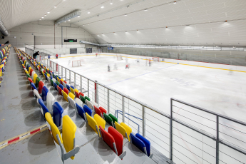 Kabiny zimního stadionu ve Vyškově s barevnými obklady Rako