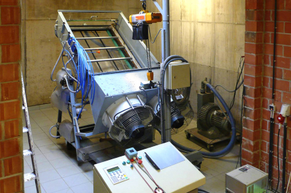 Testování pálených tašek v koncernové laboratoři v belgickém Kortrijku