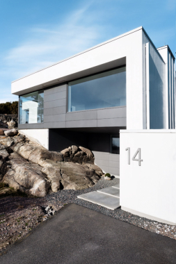Zářivá barva betonových konstrukcí kontrastuje se šedivými povrchy a barvou profilů fasádních systémů Schüco FW 50+.HI