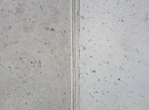 Obr. 2: Srovnávací testy systému Balclean aplikovaného na betonovou stěnu; fotokatalyticky ošetřené plochy jsou v pravých částech snímků, stav po 3–4 letech od provedení fotokatalytické povrchové úpravy