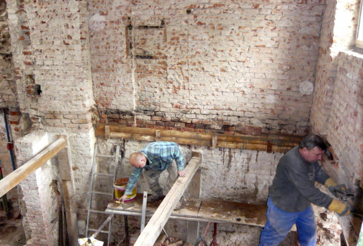 Obr. 3: Výškové vyrovnání ustupujícího zdiva a následné uložení stropu