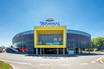 Velkoformátové keramické dlaždice RAKO se vzhledem betonové stěrky v Terminal Shopping Centru v Banské Bystrici 