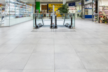 Velkoformátové keramické dlaždice RAKO se vzhledem betonové stěrky v Terminal Shopping Centru v Banské Bystrici