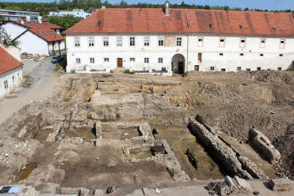 Archeologové odkryli na dvoře Jinonického zámečku vzácnou tvrz ze 14. století