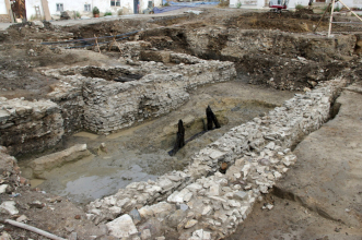 Archeologové odkryli na dvoře Jinonického zámečku vzácnou tvrz ze 14. století