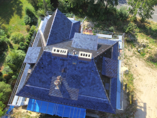 Funkcionalistickou vilu v Liberci zdobí černá střešní krytina Bramac Smaragd