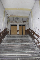 Hlavní žulové schodiště