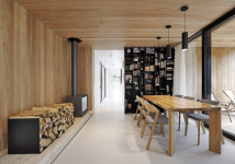 Část interiérů je obložena dřevem, které je opticky propojuje s terasami