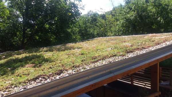 Obr. 8: Plochá zelená střecha nad venkovní kuchyní