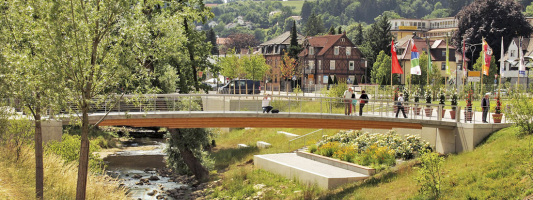 Obr. 2: Příklad spřaženého dřevobetonového mostu, lávka ve Švábském Gmündu, navržená firmou SCHAFFITZEL + MIEBACH Faszination Brücken GmbH