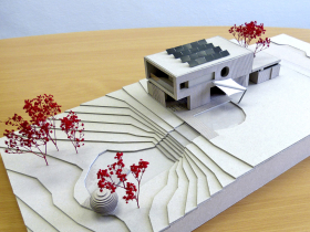 Obr. 1: Architektonický model – dům na parcele s přírodním jezírkem