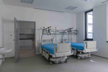 Pro větší komfort pacientů jsou v pokojích JIP nainstalované chlazené stropy, kde jsou v podhledech použity speciální Knauf Thermoboard