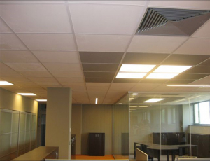 Obr. 3: Interiérové stropné vykurovacie/chladiace panely z penového hliníka v kancelárskych priestoroch (260 m2) firmy Hydro Extrusion Slovakia, a. s., v Žiari nad Hronom