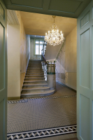 Ve vstupní části byly v chodbě obnoveny keramické dlaždice na podlaze, schodiště je očištěno od nátěrových vrstev