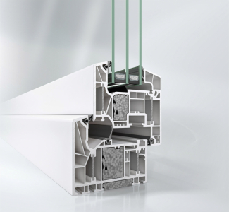 Okenní systém Schüco LivIng Alu Inside s patentovanou technologií hliníkových pásků a přídavných izolačních bloků vyhovuje požadavkům na pasivní dům podle testu Dr. Feista (Uf = 0,79 W/m².K)