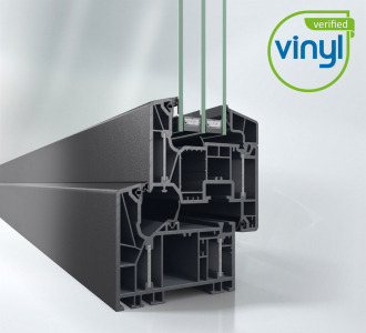Okenní systém Schüco LivIng Alu Inside bez použití oceli s patentovanou technologií hliníkových pásků dosahuje vynikajících hodnot tepelné izolace (Uf = 0,87 W/m².K)