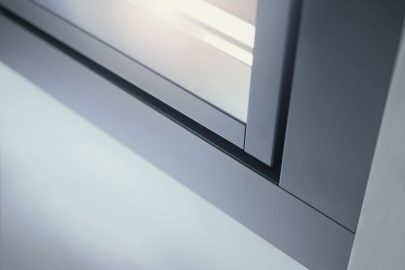 Design posuvných dveří může být přizpůsoben vzhledu hliníkových elementů pomocí hliníkových obložek