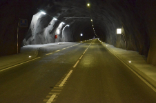 Jednotubusový silniční tunel má dva jízdní pruhy, na každých 500 metrech jsou bezpečnostní zálivy. Vzhledem k extrémní výšce nadloží nemá tunel žádnou vertikální šachtu ani únikovou štolu.