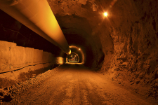 Pohled vyraženým tunelem: raženou část u obou portálů doplňují hloubené železobetonové tunely