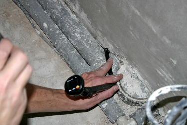 Netěsnost u potrubí – v blízkosti stěny nelze provést omítky, která tvoří vzduchotěsnou rovinu