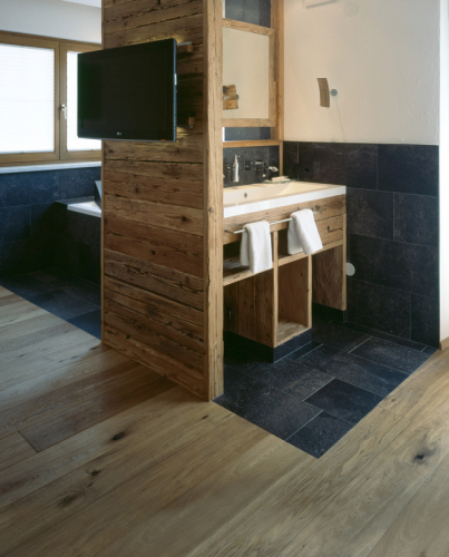 Dřevěná vícevrstvá krytina Kährs v koupelně