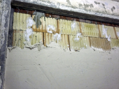Obr. 5: Provádění sádrové omítky na dvojitou stěnu z Porotherm 19 AKU Profi