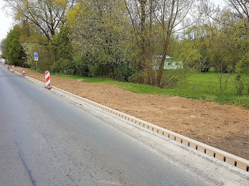 Vytížený silniční průtah u Domažlic odvodněn obrubníkovým systémem MEA KERB