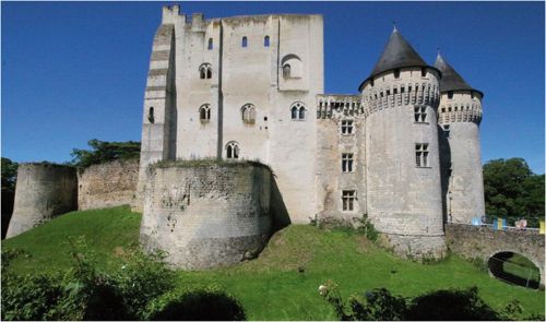 Nogent-le-Rotrou – ve středu je obytná věž (donjon nebo keep) z 11. století, která je obestavěná v dalších stavebních periodách, v tomto případě z konce 15. století