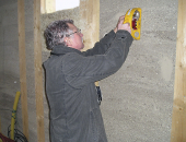 Obr. 14: Nedestruktivní zkouška pevnosti dusané stěny během výstavby domu