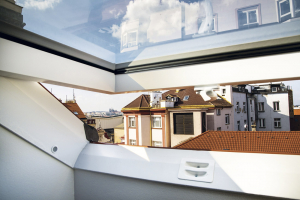 Detail ostění střešního okna a exkluzivní výhled z objektu