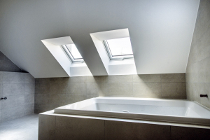 Dokončená koupelna v podkroví s opláštěním impregnovanými deskami Knauf Green