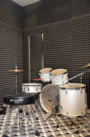 Akustický koberec a akustický obklad stěn v učebnách hudební školy