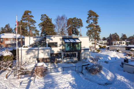 Zimní zahrada se nachází na přední straně prvního patra domu; zatížení se přenáší na základy domu prostřednictvím diagonálních podpěr (systém Schüco CMC 50 s panely SageGlass® v modré barvě ve střešní části)