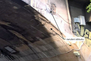 Obr. 3a: Lícní strana narušeného mostního oblouku