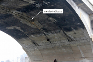 Obr. 3b: Lícní strana narušeného mostního oblouku