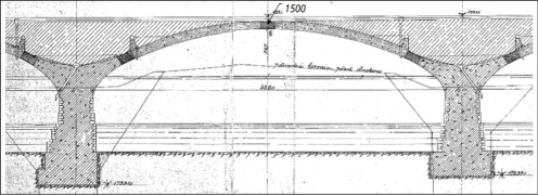 Obr. 8: Původní dokumentace Libeňského mostu – původní řez obloukovou mostní konstrukcí [1, 2] (kótovaná celková výška mostní konstrukce a mostovky ve vrcholu 1500 mm, tj. při tloušťce obloukových klenbových pásů 670–830 mm činí celková tloušťka násypu a mostovky 670–830 mm)